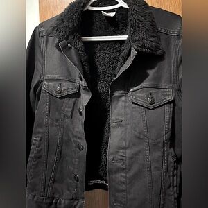 H&M • Black denim jacket • Sherpa-lined 🖤